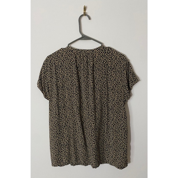 Old Navy leopard print button up short sleeve shirt L - Picture 2 of 9